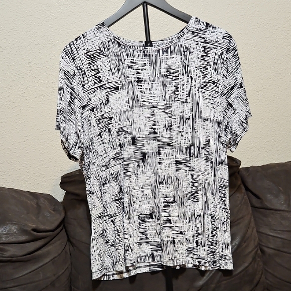 Nine West Tops - Nine West Black and White Patterned Short Sleeve Top